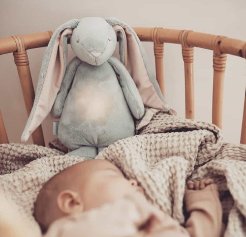 Moonie 2.0 the Humming Friend dallammal és lámpával nyuszi- CLOUD