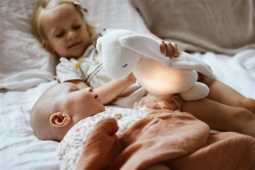 Moonie 2.0 the Humming Friend dallammal és lámpával nyuszi- CREAM