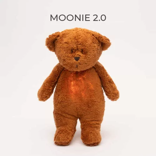 Moonie 2.0 the Organic Humming Friend dallammal és lámpával maci- CARAMEL