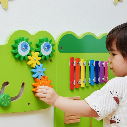 Összetett készségfejlesztő játék, matatófal (falra szerelhető, junior krokodil)