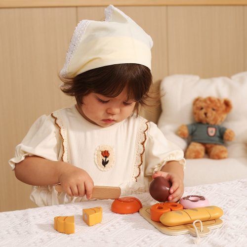 Kenyeres szeletelős játék tálcán