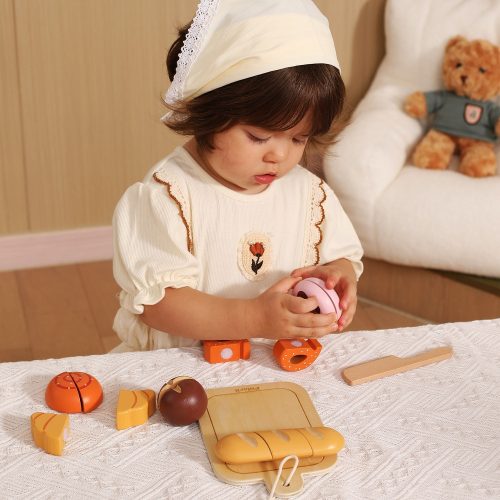 Kenyeres szeletelős játék tálcán