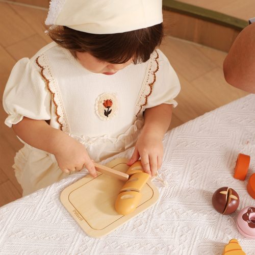 Kenyeres szeletelős játék tálcán