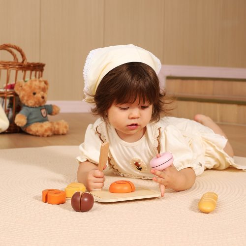 Kenyeres szeletelős játék tálcán