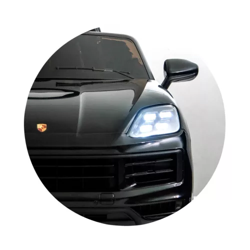 Chipolino Porsche Cayenne elektromos autó bőr üléssel - black