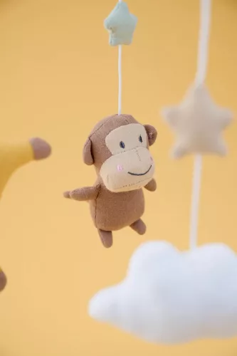 Zenélő kiságyforgó kismajmok és banánok Jabadabado