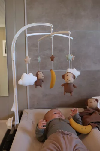 Zenélő kiságyforgó kismajmok és banánok Jabadabado