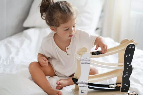 Label-Label - fából készült versenypálya fekete-fehér fajáték