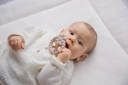 Label Label -Silicone & Wood virág alakú rágóka- nugát színű