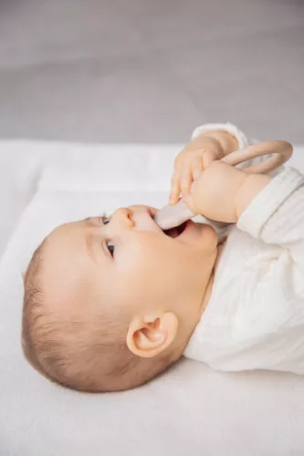 Label Label -Silicone & Wood pillangó alakú rágóka- nugát színű